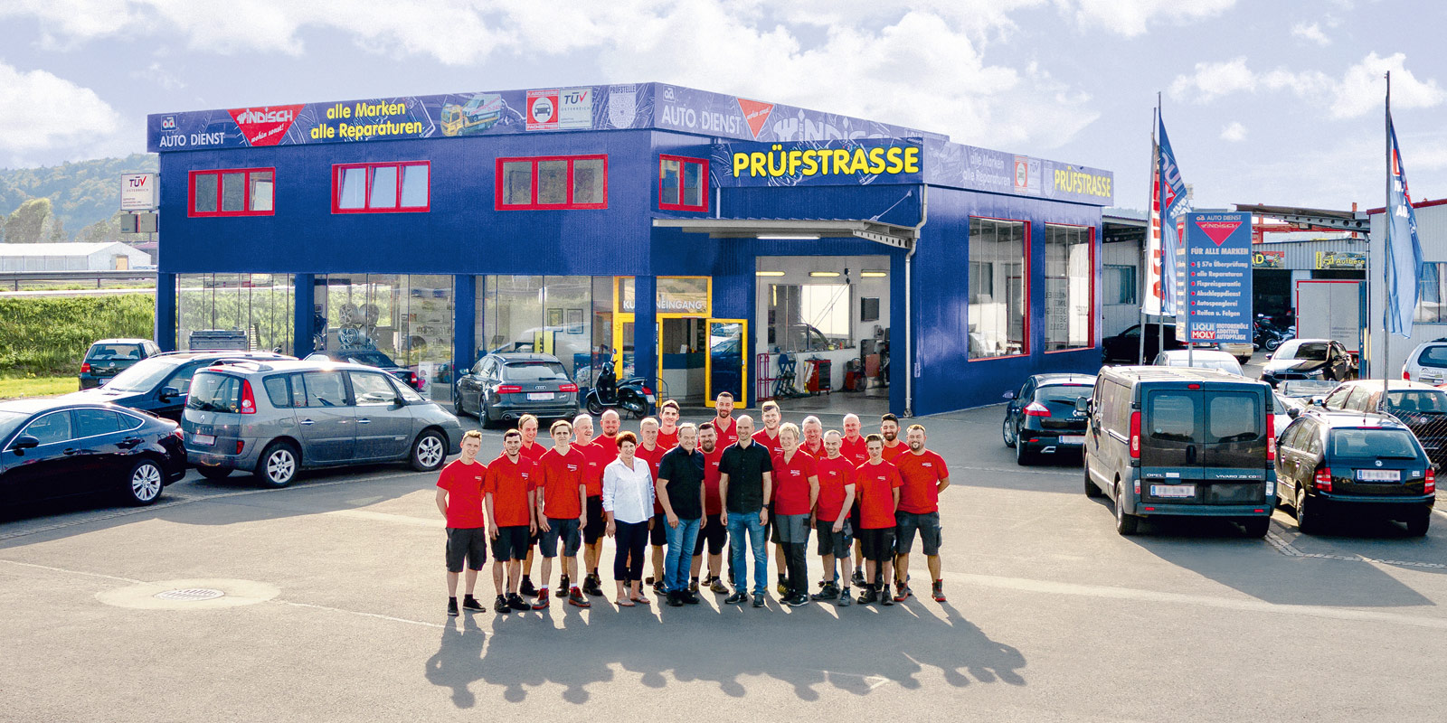 Autodienst Windisch Berndorf Team vor dem Gebäude